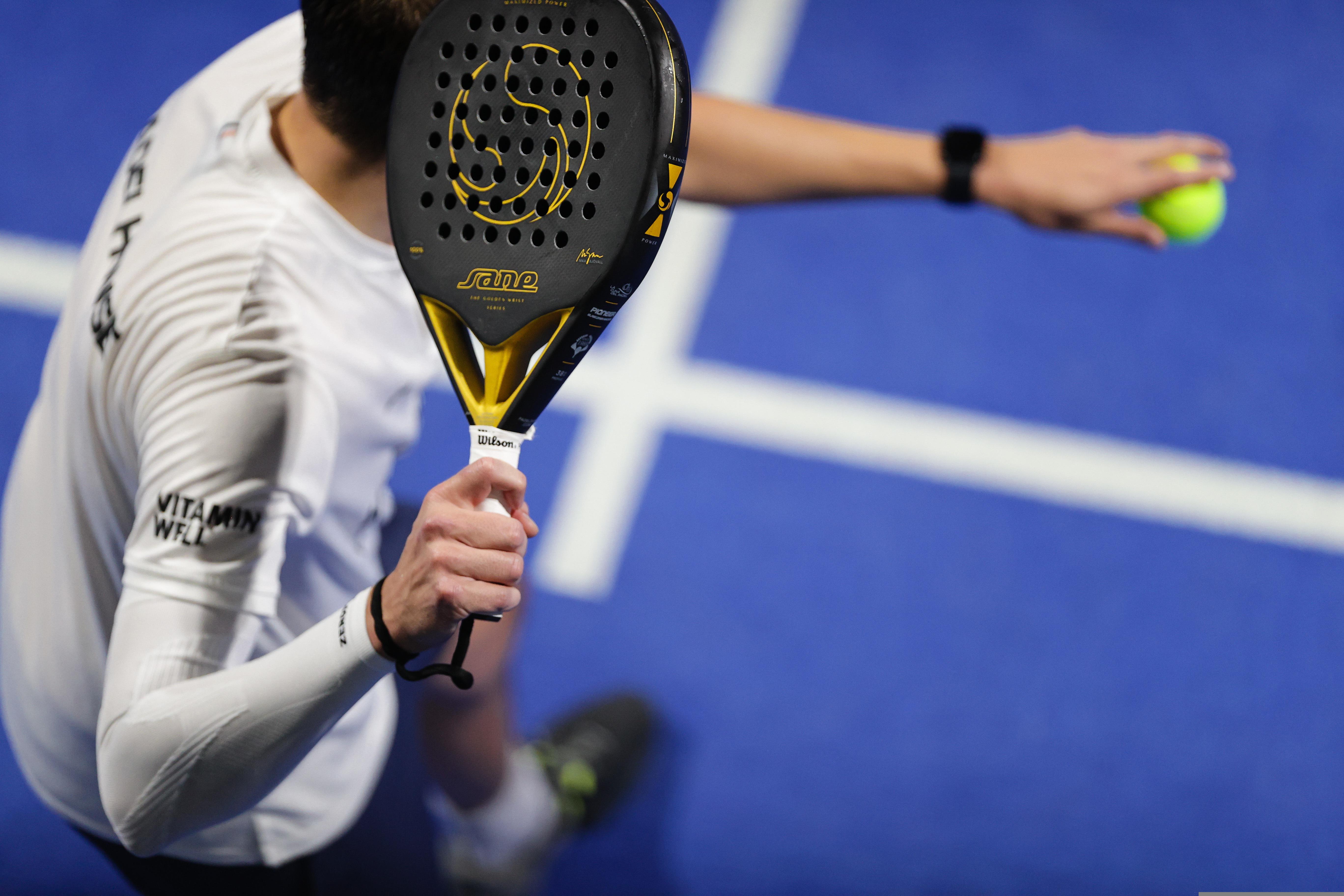 Joueur de padel servant la balle